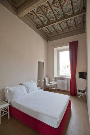 Little Queen, Rome