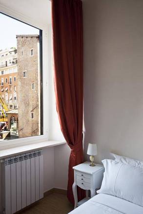 Little Queen, Rome